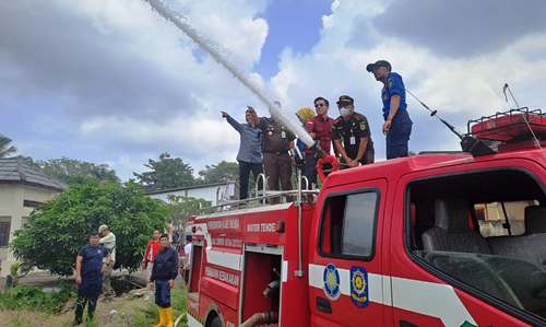 Sigap Tangani Karhutbunlah, Tim Damkar Muba Jinakkan Api di Dekat Komplek Kejaksaan Sekayu