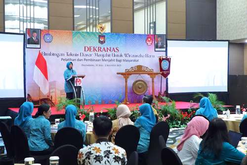 Ketua Umum TP PKK Buka Pelatihan Dasar Menjahit di Palembang: “Jangan Remehkan Konveksi Daster”