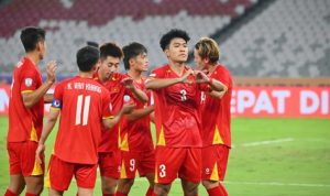 Piala Mandiri U-23 ASEAN 2025: Sundulan Menit Akhir Nguyễn Đình Bắc Antar Vietnam ke Semifinal sebagai Juara Grup