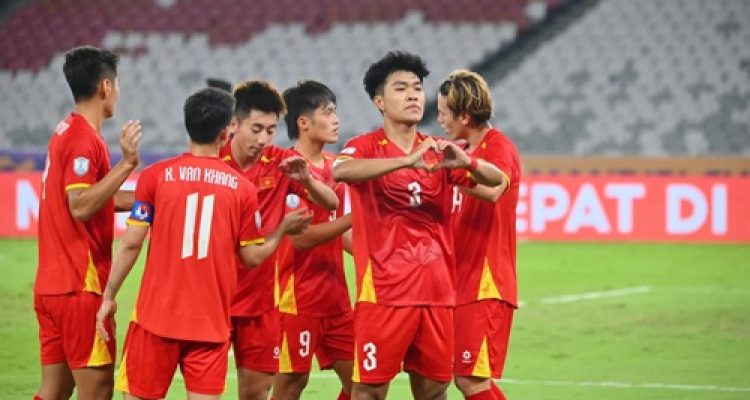 Piala Mandiri U-23 ASEAN 2025: Sundulan Menit Akhir Nguyễn Đình Bắc Antar Vietnam ke Semifinal sebagai Juara Grup
