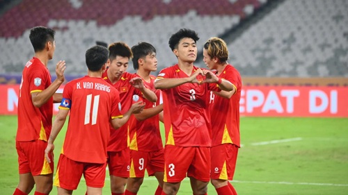 Piala Mandiri U-23 ASEAN 2025: Sundulan Menit Akhir Nguyễn Đình Bắc Antar Vietnam ke Semifinal sebagai Juara Grup