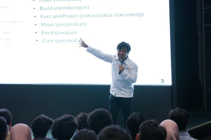 Dosen Fakultas Teknik Pertambangan dan Perminyakan ITB, Imam Santoso menyampaikan materi dalam Sosialisasi MediaMIND di ITB Bandung. Foto: viralsumsel.com