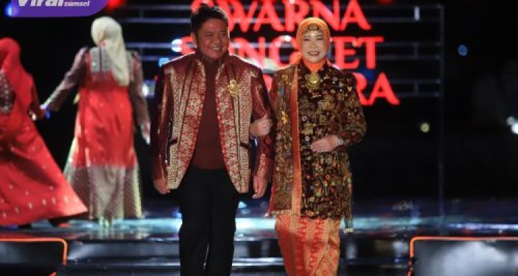 Gubernur Herman Deru Curi Perhatian dengan Songket Bunga Cina di Swarna Songket Nusantara 2025
