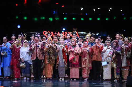 Gubernur Herman Deru Curi Perhatian dengan Songket Bunga Cina di Swarna Songket Nusantara 2025
