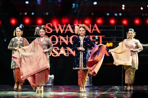Gubernur Herman Deru Curi Perhatian dengan Songket Bunga Cina di Swarna Songket Nusantara 2025