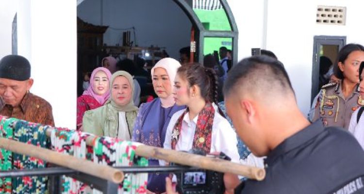 Dewi Sastrani Dampingi Ibu Wapres Kunjungi Sentra Kain Tuan Kentang: UMKM Harus Terus Berinovasi