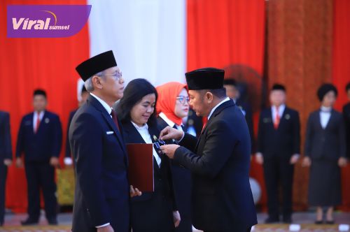 Gubernur Herman Deru Sematkan Satyalancana Karya Satya kepada 321 ASN Sumsel, Simbol Loyalitas dan Integritas Pegawai