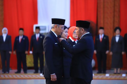 Gubernur Herman Deru Sematkan Satyalancana Karya Satya kepada 321 ASN Sumsel, Simbol Loyalitas dan Integritas Pegawai