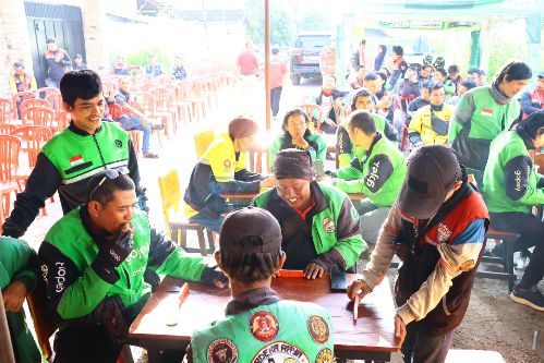 HUT ke-80 RI, Gubernur Herman Deru Meriahkan Lomba Gaple Bersama Driver Ojol di Palembang