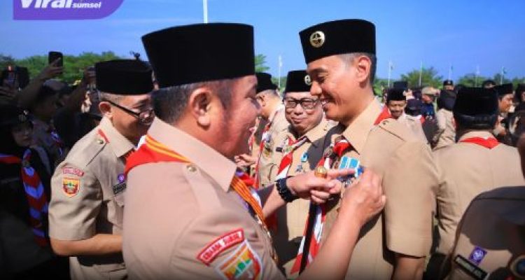 Disematkan Gubernur Sumsel, H. Muchendi Raih Lencana Panca Warsa III