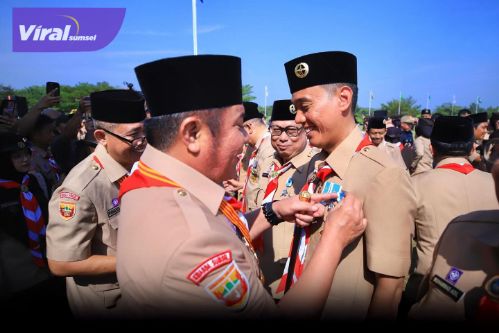 Disematkan Gubernur Sumsel, H. Muchendi Raih Lencana Panca Warsa III