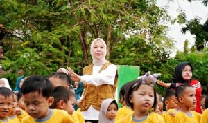 Ketua TP PKK sekaligus Dekranasda Kabupaten OKI Hj. Ike Meilina pada acara Hari Anak Nasional 2025. Foto : viralsumsel.com