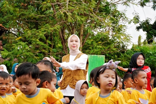 Ketua TP PKK sekaligus Dekranasda Kabupaten OKI Hj. Ike Meilina pada acara Hari Anak Nasional 2025. Foto : viralsumsel.com