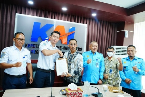 KAI Divre IV Tanjungkarang dan DAMRI Jalin Kerja Sama untuk Transportasi Dinas. Foto : viralsumsel.com