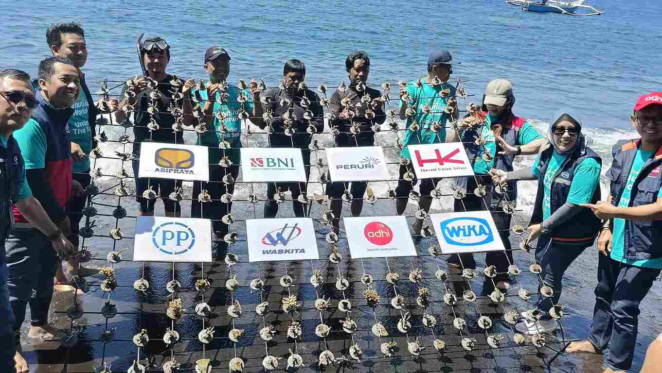 PTPP Tanam 2.500 Bibit Terumbu Karang di Banyuwangi; Wujud Nyata Komitmen Lestarikan Ekosistem Laut Indonesia. Foto: viralsumsel.com
