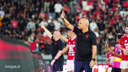 Suporter-Tak-Berhenti-Bernyanyi--Jansen-Terpukau-Atmosfer-Sepak-Bola-Bali Bali United Gagal Raih Poin Penuh Di Laga Pembuka, Johnny Jansen: Atmosfer Luar Biasa, Hasil Masih Belum Maksimal