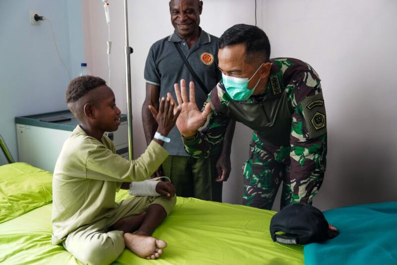 HUT Kogabwilhan III: TNI Gelar Operasi Bibir Sumbing Gratis bagi Anak Papua di Pedalaman. Foto: viralsumsel.com HUT Kogabwilhan III: TNI Gelar Operasi Bibir Sumbing Gratis bagi Anak Papua di Pedalaman. Foto: viralsumsel.com