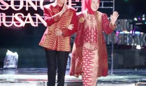 Dengan Songket Motif Bunga Tanjung, Ratu Dewa Bersama Dewi Sastrani Tampil Memukau di Panggung Swarna Songket Nusantara 2025