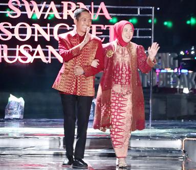 Dengan Songket Motif Bunga Tanjung, Ratu Dewa Bersama Dewi Sastrani Tampil Memukau di Panggung Swarna Songket Nusantara 2025