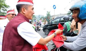 Ratu Dewa Bagikan 3 Ribu Bendera Merah Putih kepada Warga