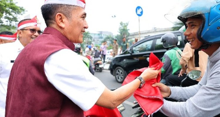Ratu Dewa Bagikan 3 Ribu Bendera Merah Putih kepada Warga