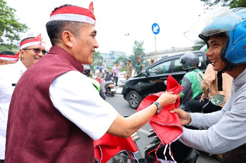 Ratu Dewa Bagikan 3 Ribu Bendera Merah Putih kepada Warga