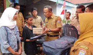 Amri Bantu Korban Kebakaran Gandus Agar Anak Tetap Sekolah