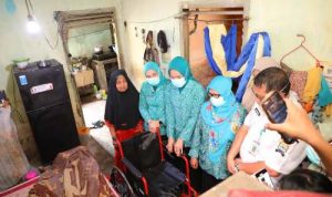 TP PKK Palembang Serahkan Kursi Roda untuk Warga Ilir Timur II