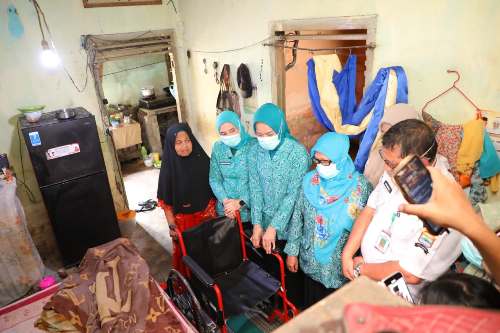 TP PKK Palembang Serahkan Kursi Roda untuk Warga Ilir Timur II