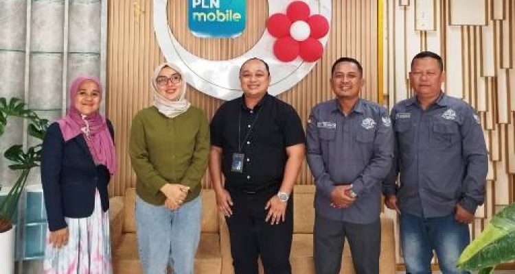 Ketua DPD PJS Sumsel, Edi Triono, didampingi jajaran pengurus, saat silaturahmi dengan jajaran PLN UID S2JB, pada hari Rabu, tanggal 27 Agustus 2025, di Kantor PLN UID S2JB, Palembang. (foto : DPD PJS Sumsel)