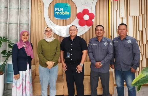 Ketua DPD PJS Sumsel, Edi Triono, didampingi jajaran pengurus, saat silaturahmi dengan jajaran PLN UID S2JB, pada hari Rabu, tanggal 27 Agustus 2025, di Kantor PLN UID S2JB, Palembang. (foto : DPD PJS Sumsel)