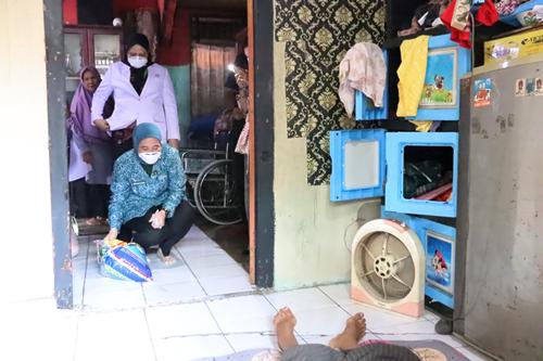 TP PKK Kota Palembang Salurkan Bantuan untuk Warga 29 Ilir yang Sakit