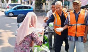 Jumat Berkah, PJS Muba Bagikan Nasi Kotak Gratis