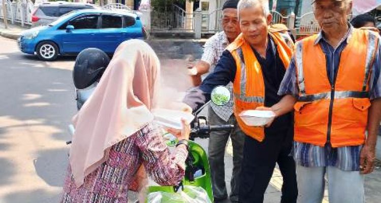 Jumat Berkah, PJS Muba Bagikan Nasi Kotak Gratis