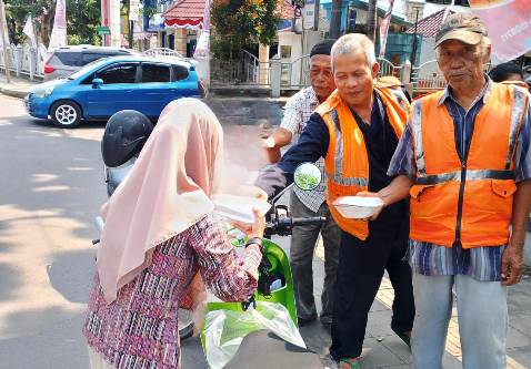 Jumat Berkah, PJS Muba Bagikan Nasi Kotak Gratis
