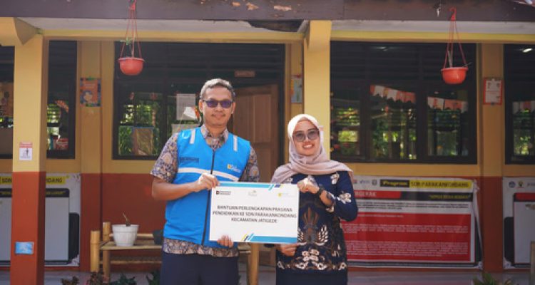 Dorong Peningkatan Sekolah Adiwiyata, UBP Jatigede Berikan Bantuan Perlengkapan Sarana ke SDN Parakankondang. Foto: viralsumsel.com