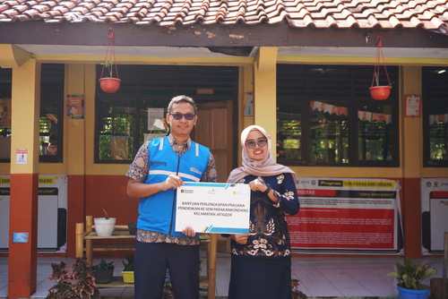 Dorong Peningkatan Sekolah Adiwiyata, UBP Jatigede Berikan Bantuan Perlengkapan Sarana ke SDN Parakankondang. Foto: viralsumsel.com