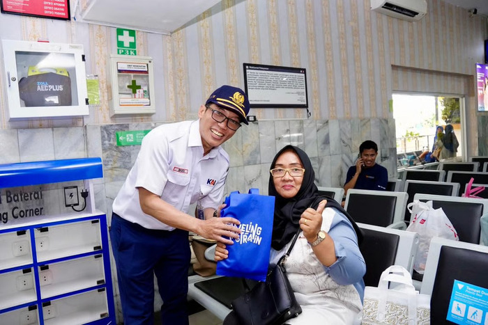 Hari Pelanggan Nasional, PT KAI Divre IV Tanjungkarang Gelar Kegiatan Sapa Pelanggan. Foto: viralsumsel.com Hari Pelanggan Nasional, PT KAI Divre IV Tanjungkarang Gelar Kegiatan Sapa Pelanggan. Foto: viralsumsel.com