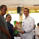Lewat Program Bismilah, Bupati OKI Salurkan 1.129 Paket Beras ke Warga Kurang Mampu