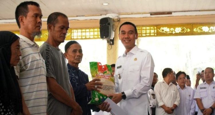 Lewat Program Bismilah, Bupati OKI Salurkan 1.129 Paket Beras ke Warga Kurang Mampu