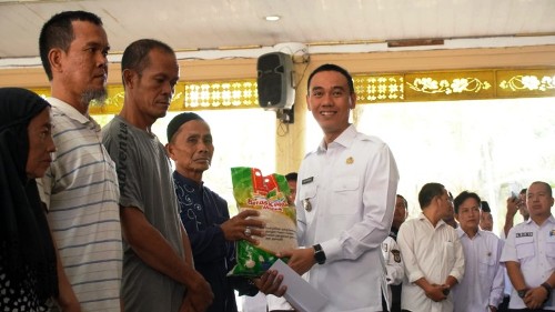 Lewat Program Bismilah, Bupati OKI Salurkan 1.129 Paket Beras ke Warga Kurang Mampu