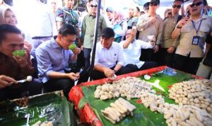 Didampingi Gubernur Herman Deru, Wapres Gibran Tinjau Pasar 16 Ilir, Serap Aspirasi Pedagang dan Nikmati Pempek Tumpah