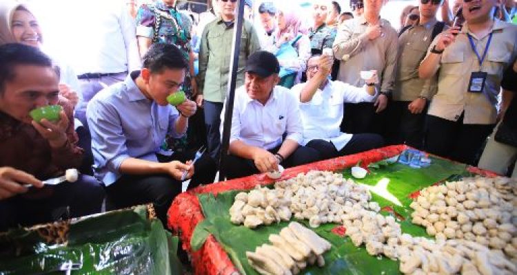 Didampingi Gubernur Herman Deru, Wapres Gibran Tinjau Pasar 16 Ilir, Serap Aspirasi Pedagang dan Nikmati Pempek Tumpah