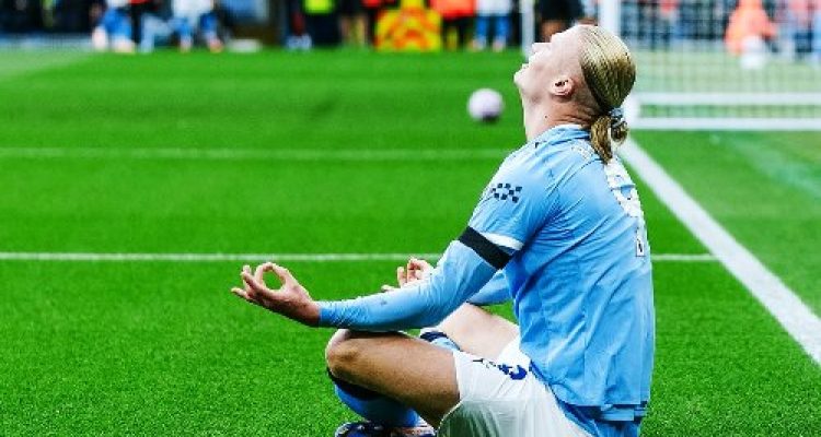 Erling Haaland penyerang Manchester City selebrasi usai cetak gol ke gawang Manchester United pada laga Liga Inggris di Stadion Etihad, Minggu (14/9) malam WIB. Foto : igcity
