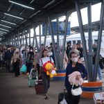 Penumpang kereta api saat tiba di stasiun Kertapati. Foto: viralsumsel.com