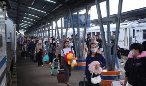Penumpang kereta api saat tiba di stasiun Kertapati. Foto: viralsumsel.com