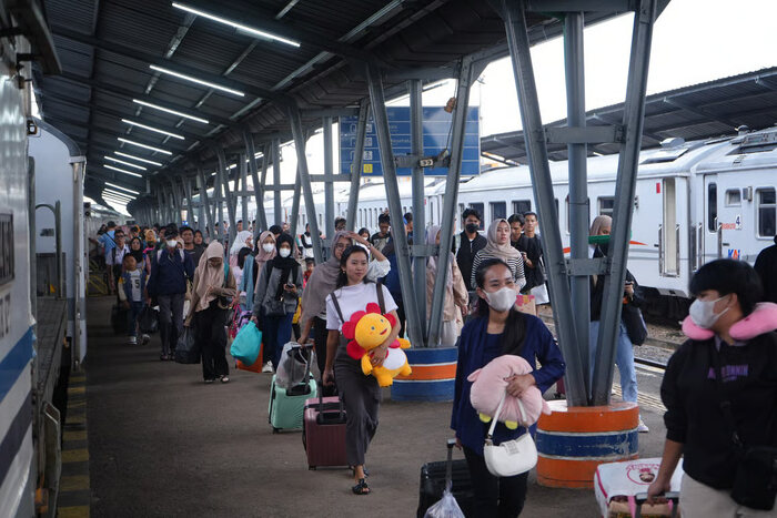 Penumpang kereta api saat tiba di stasiun Kertapati. Foto: viralsumsel.com