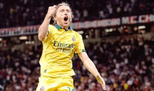 Selebrasi gelandang veteran AC Milan, Luka Modric usai cetak gol ke gawang Bologna dengan skor tipis 1-0 di Stadion San Siro, Senin (15/9) dini hari WIB