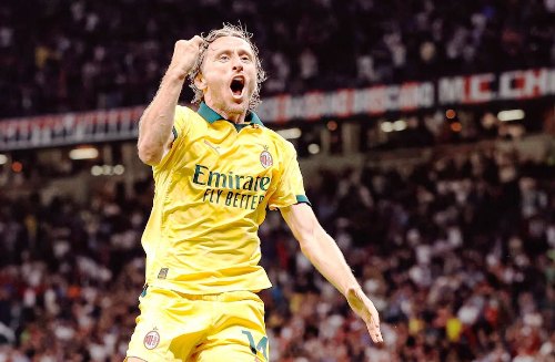 Selebrasi gelandang veteran AC Milan, Luka Modric usai cetak gol ke gawang Bologna dengan skor tipis 1-0 di Stadion San Siro, Senin (15/9) dini hari WIB