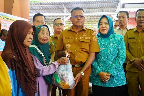 Wali Kota Prabumulih Hadiri Operasi Pasar Murah di Desa Rambang Senuling
